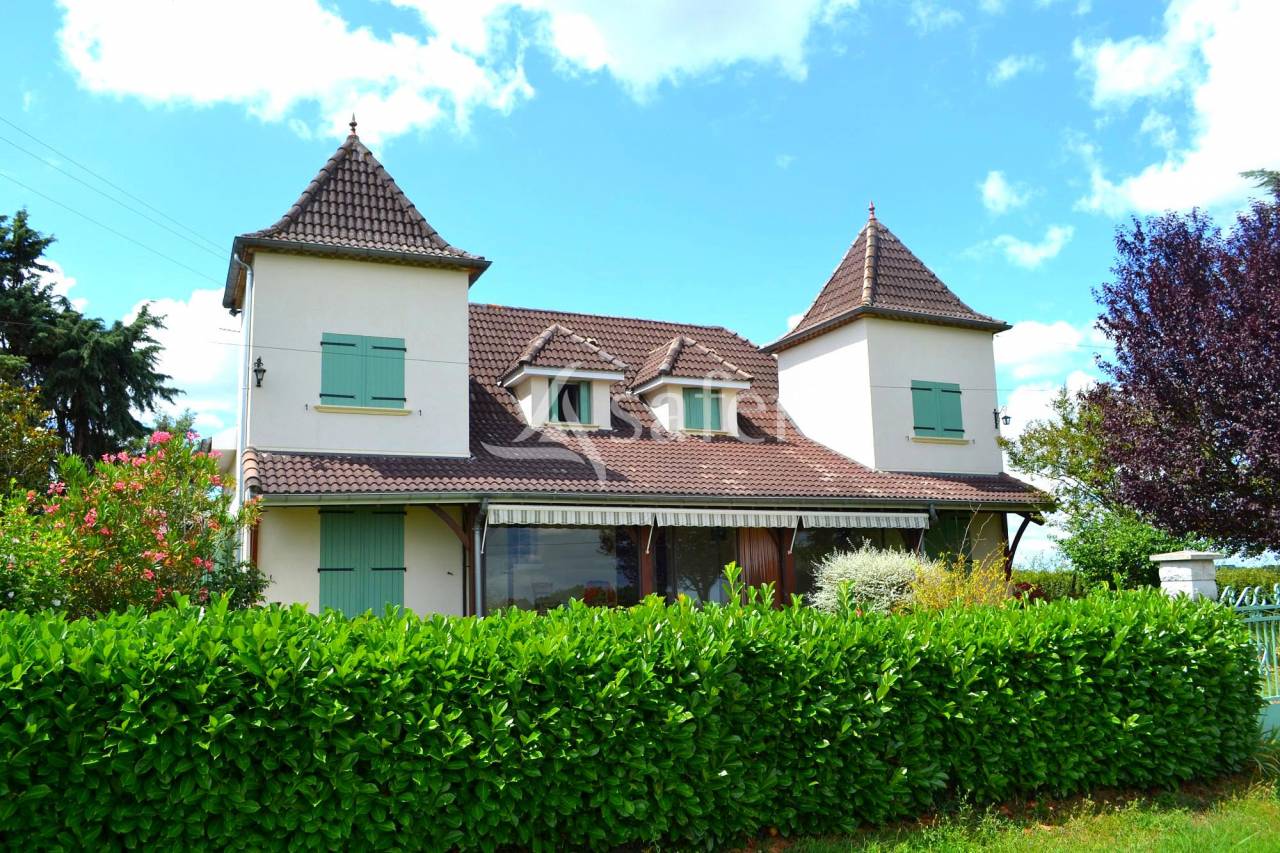 Grande maison traditionnelle avec d&eacute;pendances agricoles sur 9 h
