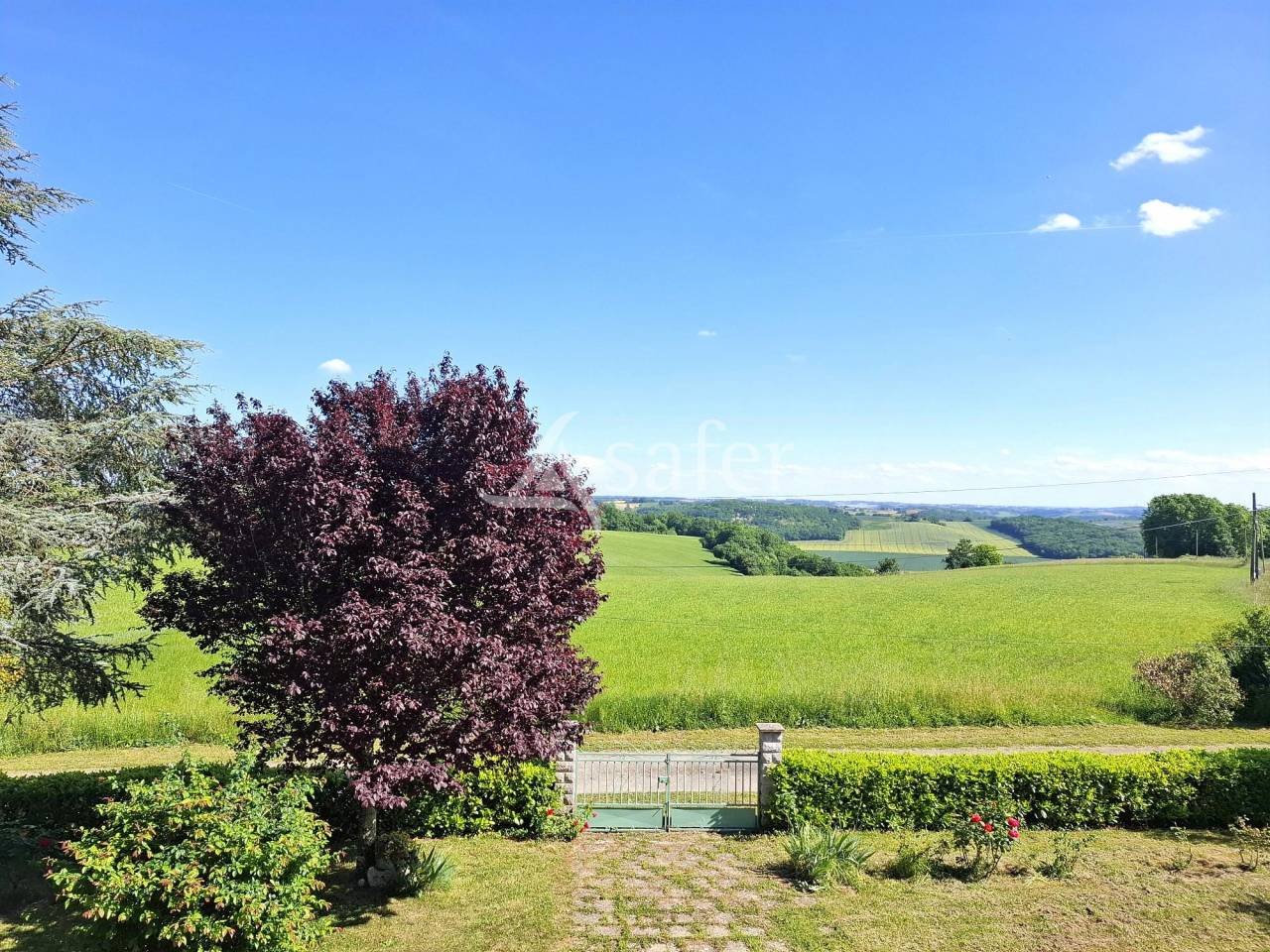 Grande maison traditionnelle avec d&eacute;pendances agricoles sur 9 h