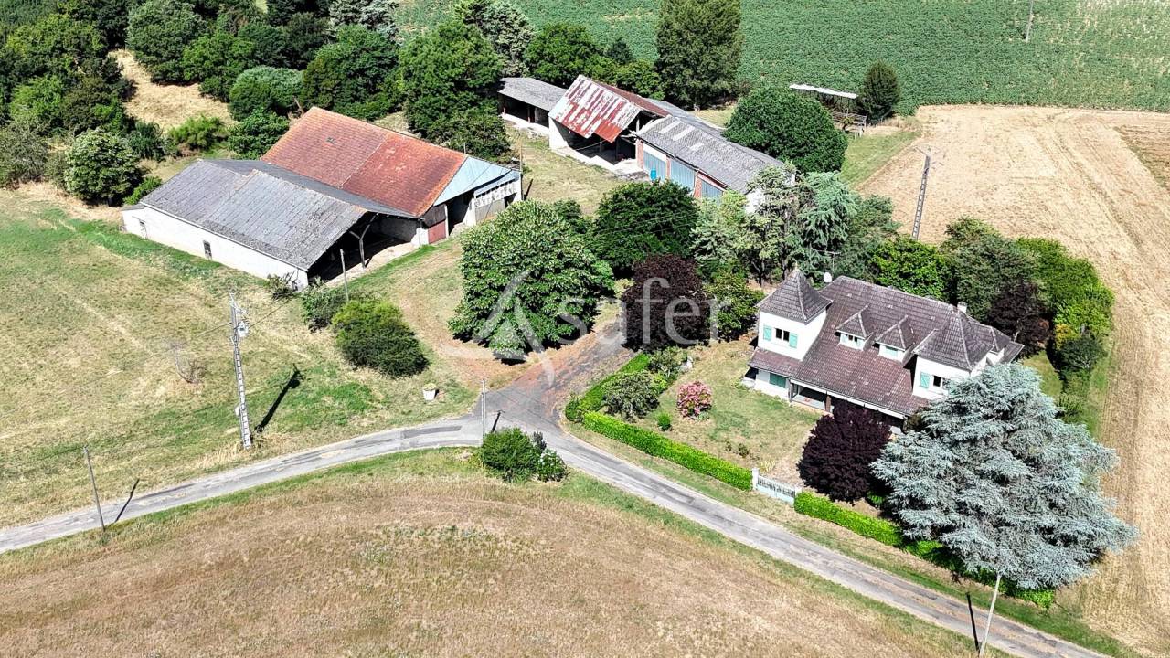 Grande maison traditionnelle avec d&eacute;pendances agricoles sur 9 h