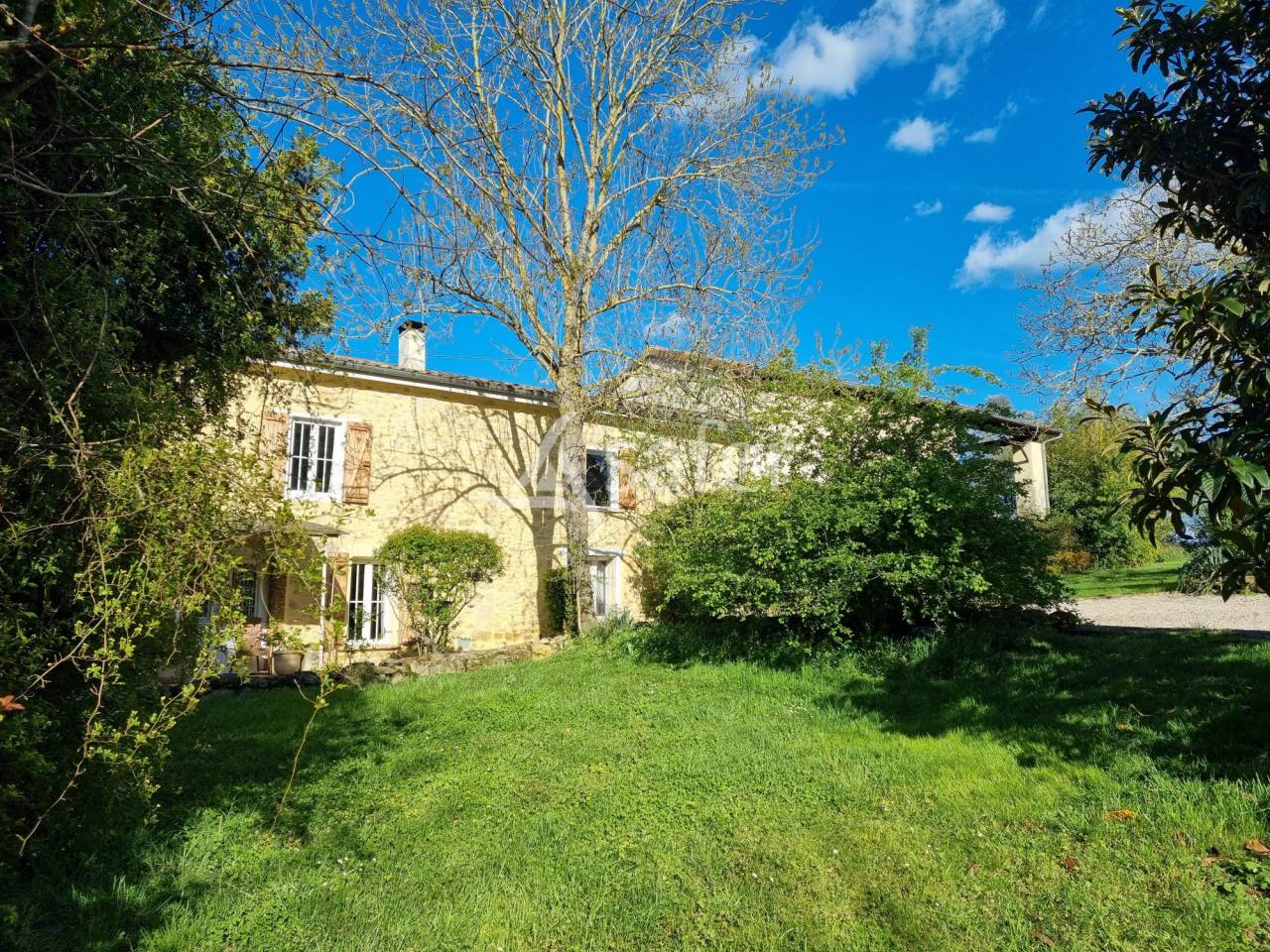 Propri&eacute;t&eacute; en pierre sur 5,7 hectares en Ari&egrave;ge