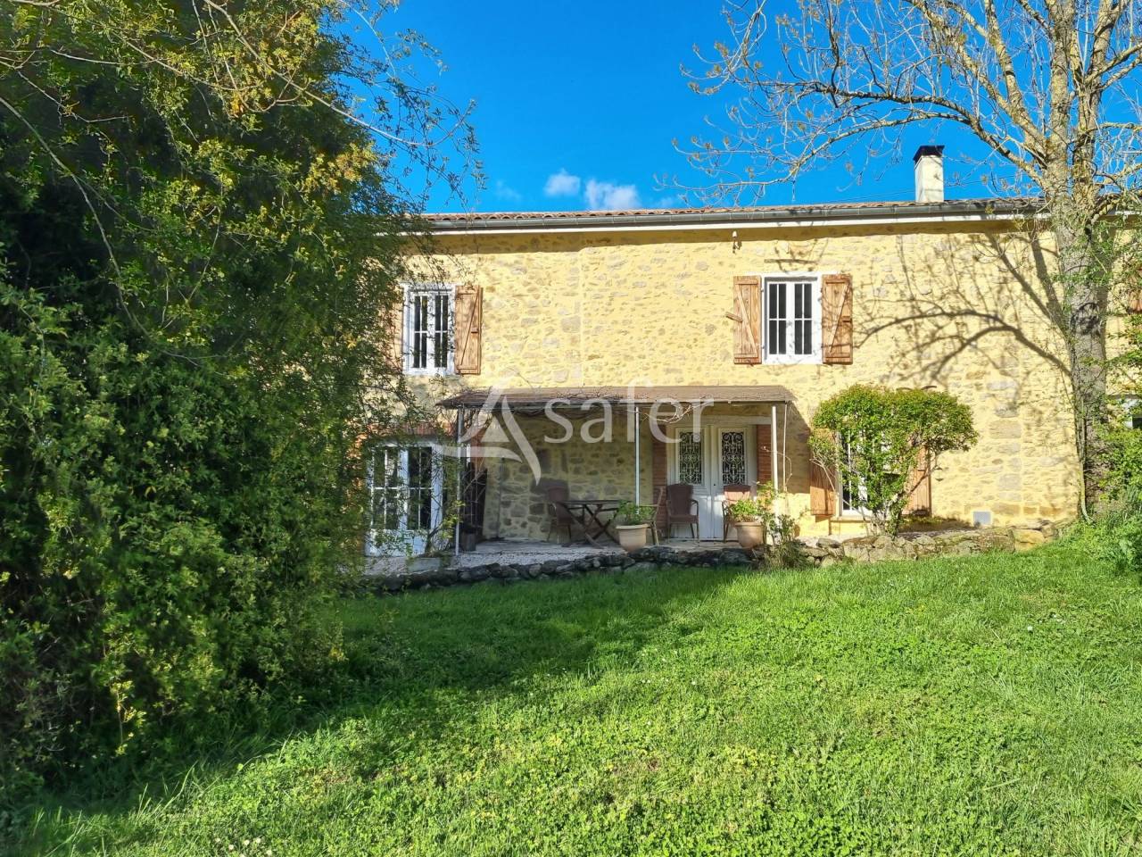 Propri&eacute;t&eacute; en pierre sur 5,7 hectares en Ari&egrave;ge