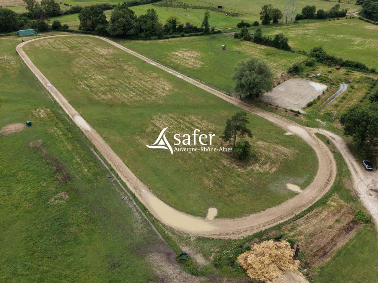 Domaine Equestre sur 29 ha avec pistes d'entra&icirc;nement