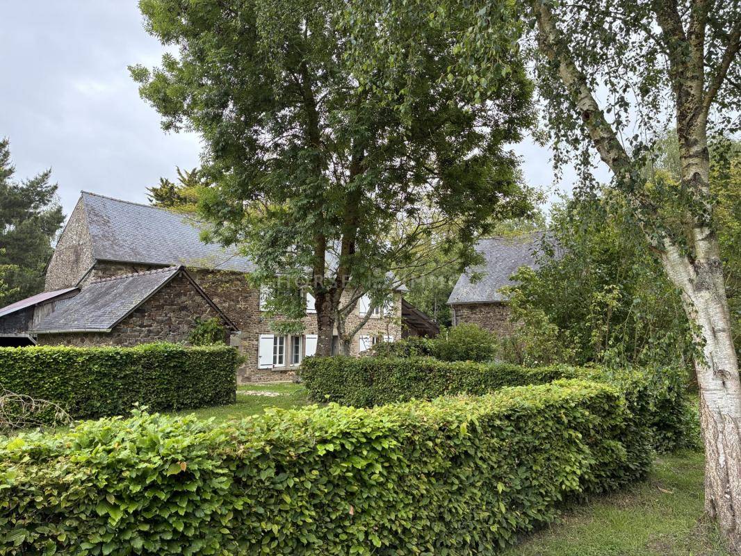 Propri&eacute;t&eacute; en pierre avec g&icirc;te ind&eacute;pendant sur 2 hectares &agrave;