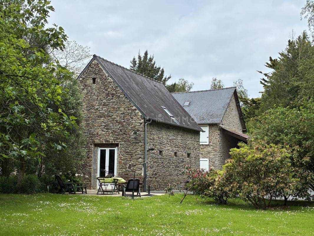 Propri&eacute;t&eacute; en pierre avec g&icirc;te ind&eacute;pendant sur 2 hectares &agrave;