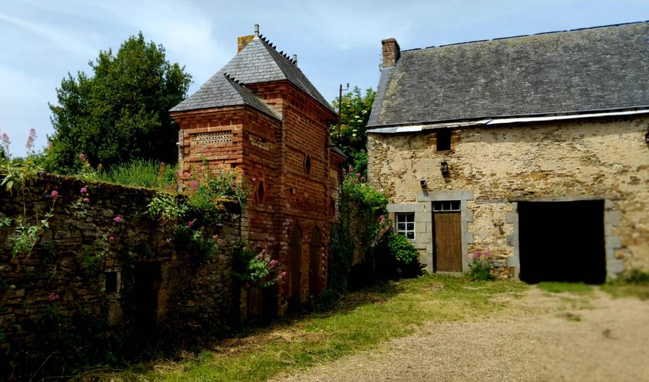 Propri&eacute;t&eacute; , maison d&eacute;pendances et sur 1.9 hectare de terrain