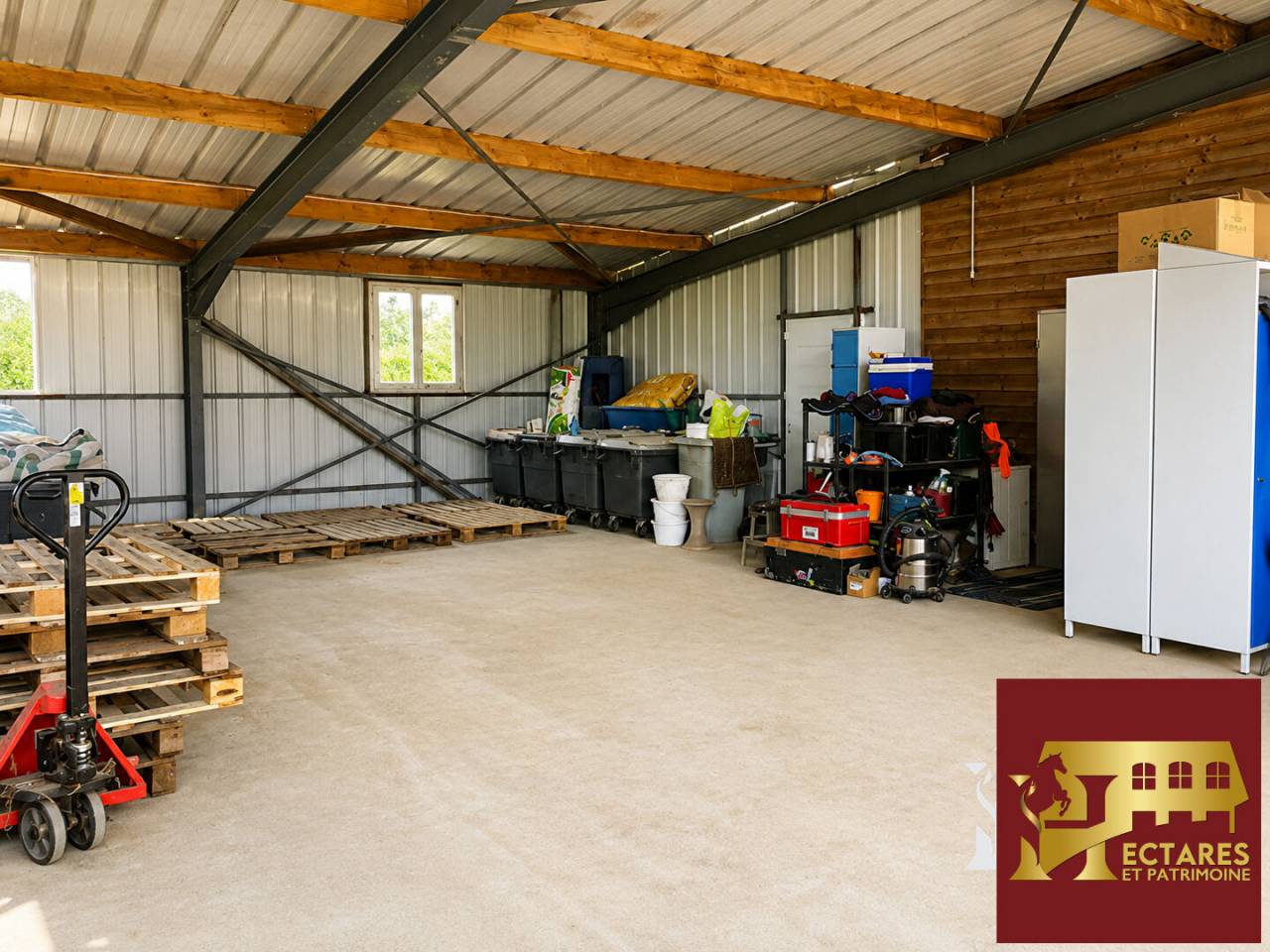 PROPRI&Eacute;T&Eacute; &Eacute;QUESTRE SUR 10 HECTARES  &Eacute;CURIE 8 BOXES  CARRI&Egrave;RE