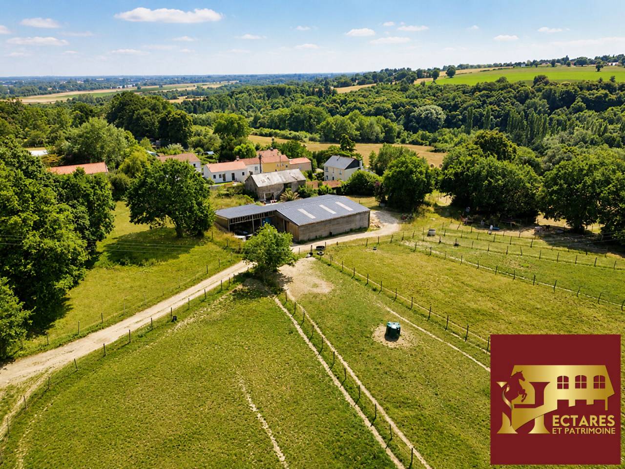 PROPRI&Eacute;T&Eacute; &Eacute;QUESTRE SUR 10 HECTARES  &Eacute;CURIE 8 BOXES  CARRI&Egrave;RE