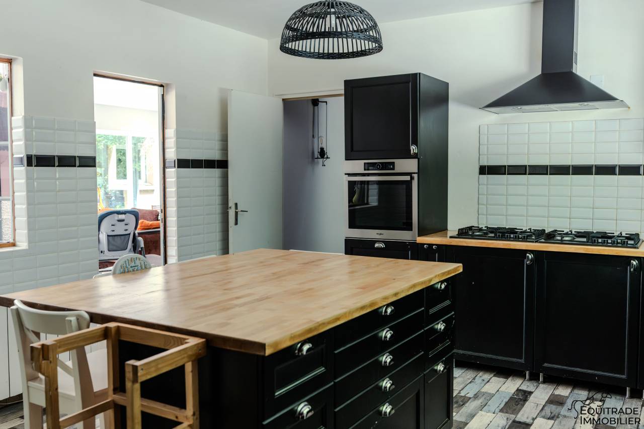 Grande maison familiale avec beau terrain arbor&eacute;