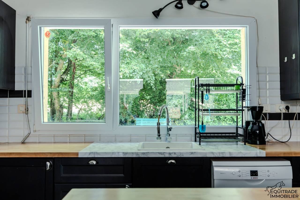 Grande maison familiale avec beau terrain arbor&eacute;