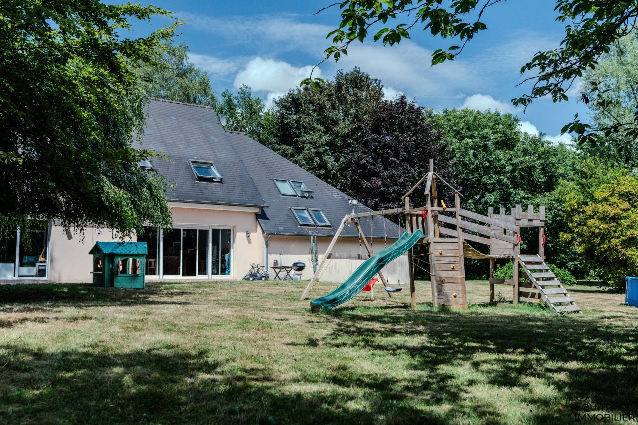 Grande maison familiale avec beau terrain arbor&eacute;