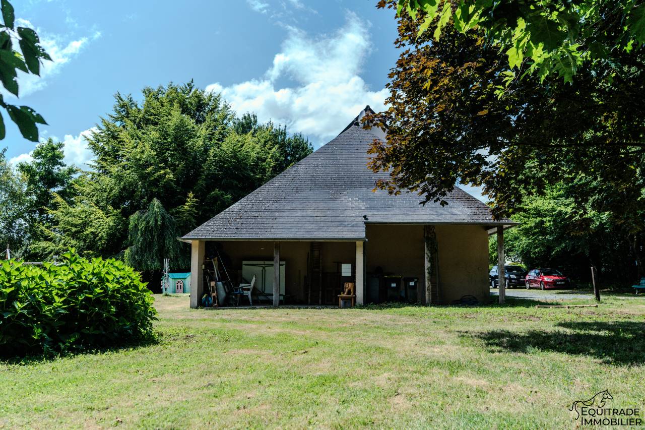 Grande maison familiale avec beau terrain arbor&eacute;