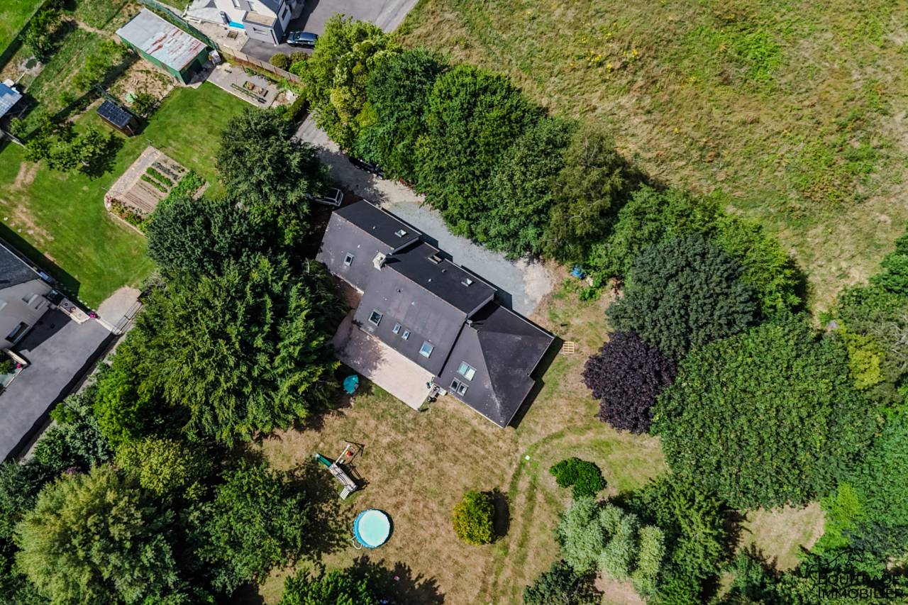 Grande maison familiale avec beau terrain arbor&eacute;