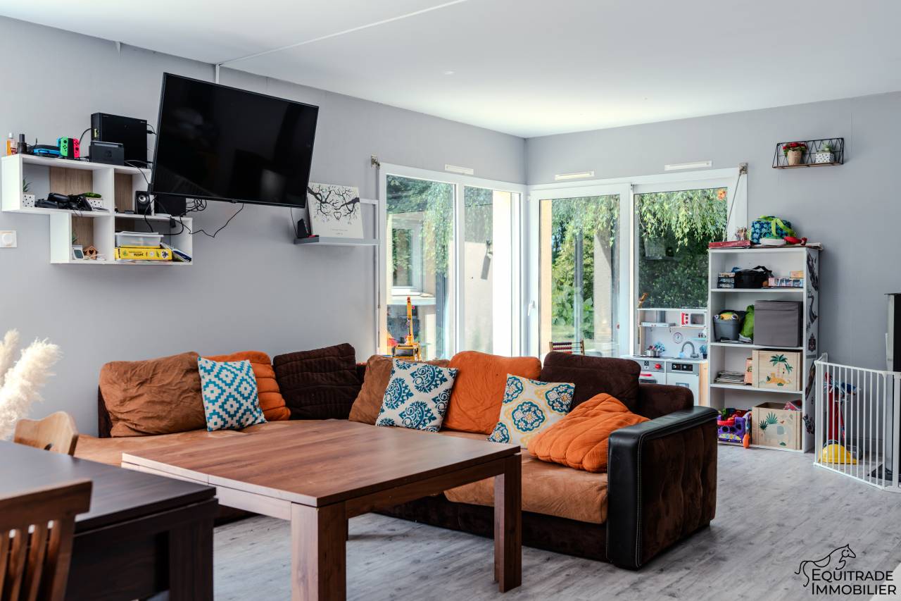 Grande maison familiale avec beau terrain arbor&eacute;