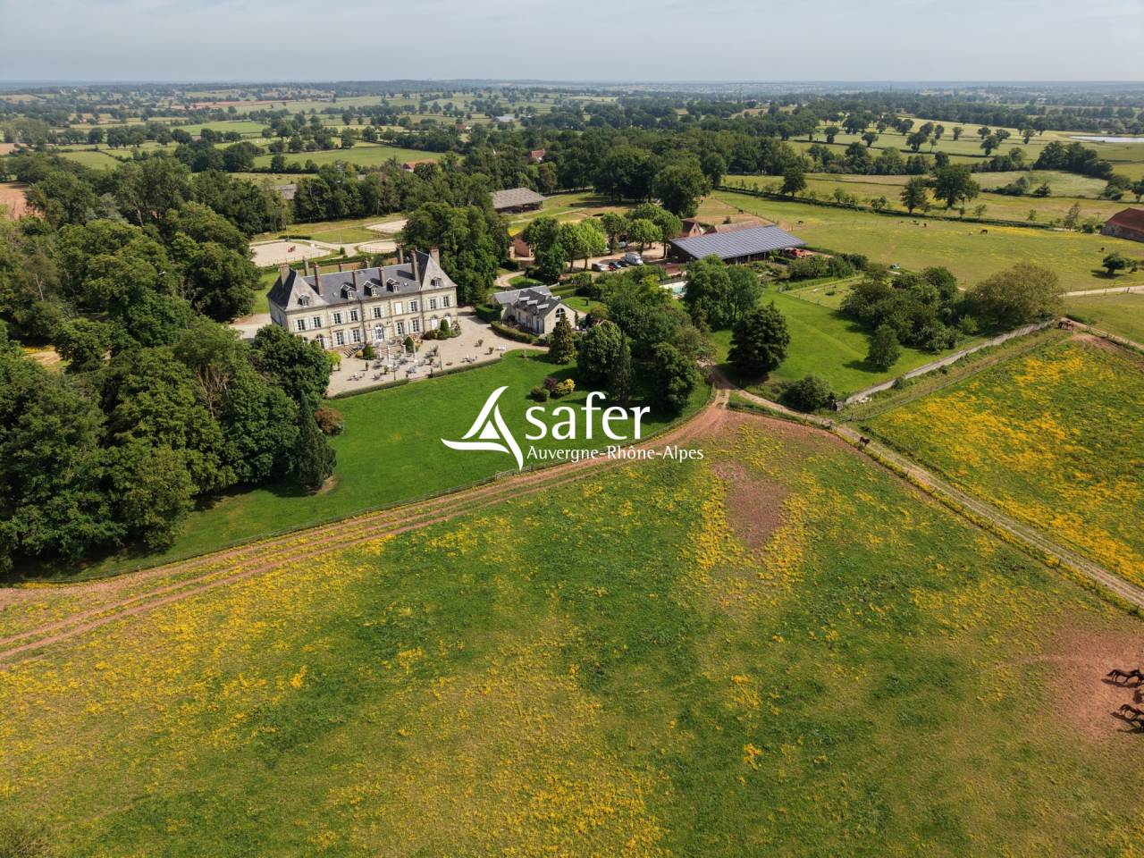 Domaine h&ocirc;telier et touristique avec activit&eacute; &eacute;questre