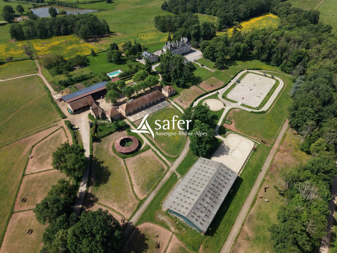 Domaine h&ocirc;telier et touristique avec activit&eacute; &eacute;questre