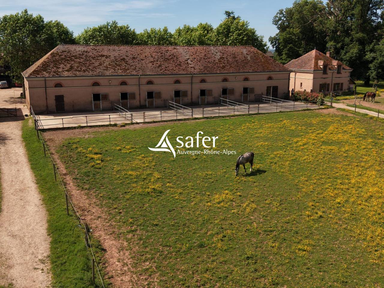 Domaine h&ocirc;telier et touristique avec activit&eacute; &eacute;questre