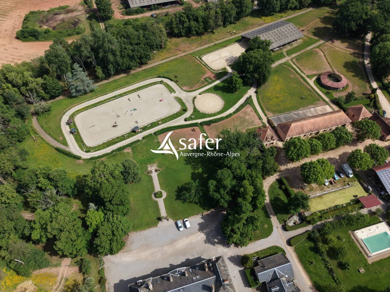 Domaine h&ocirc;telier et touristique avec activit&eacute; &eacute;questre