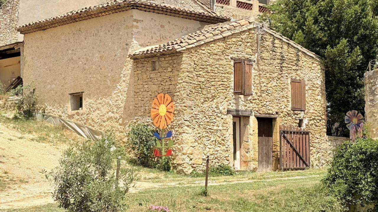 Magnifique bastide au pied du Luberon sur 8,5 hectares