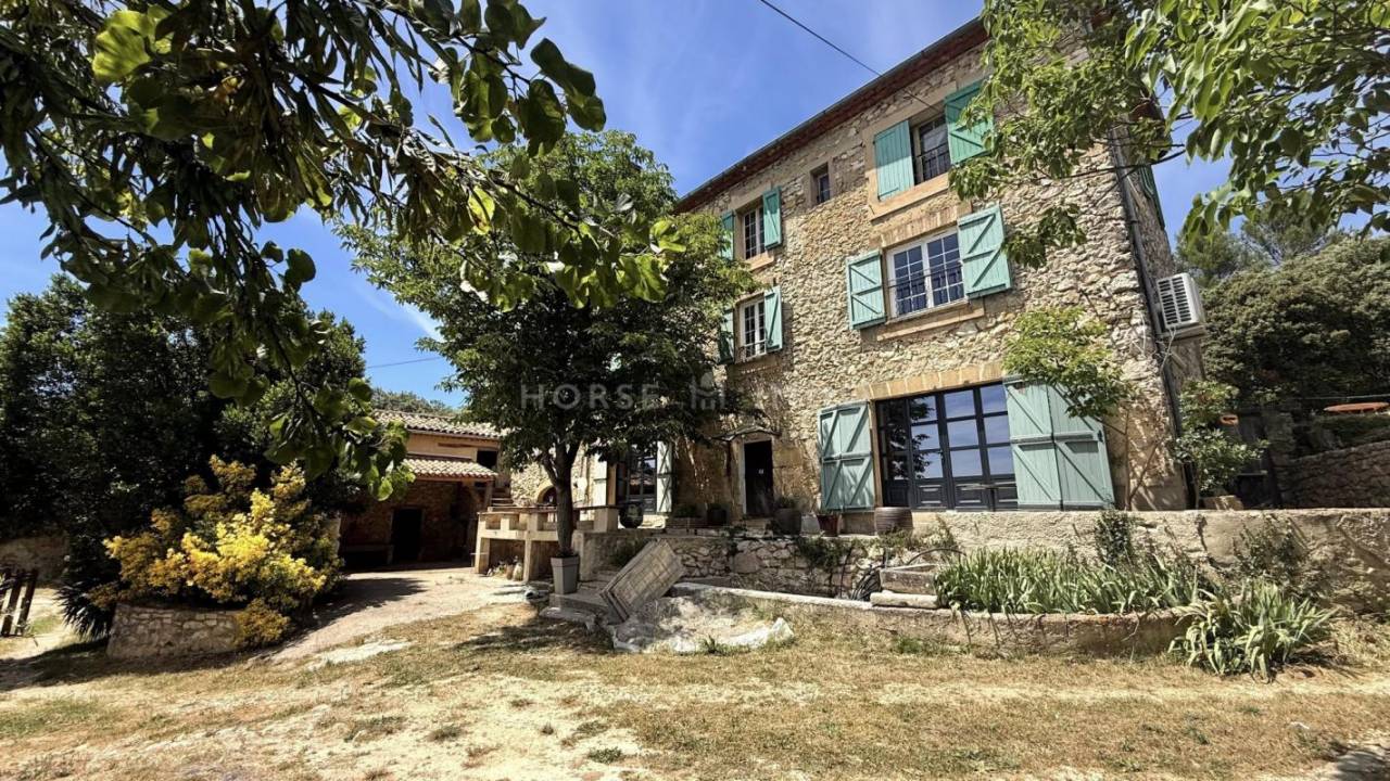 Magnifique bastide au pied du Luberon sur 8,5 hectares