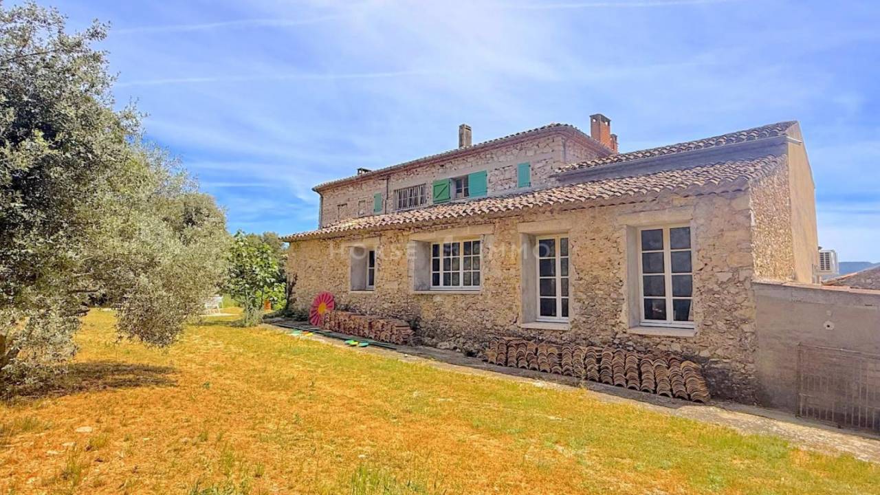 Magnifique bastide au pied du Luberon sur 8,5 hectares