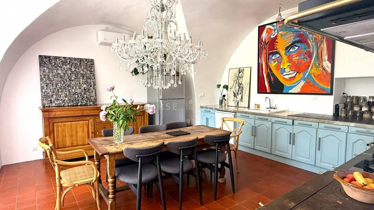 Magnifique bastide au pied du Luberon sur 8,5 hectares