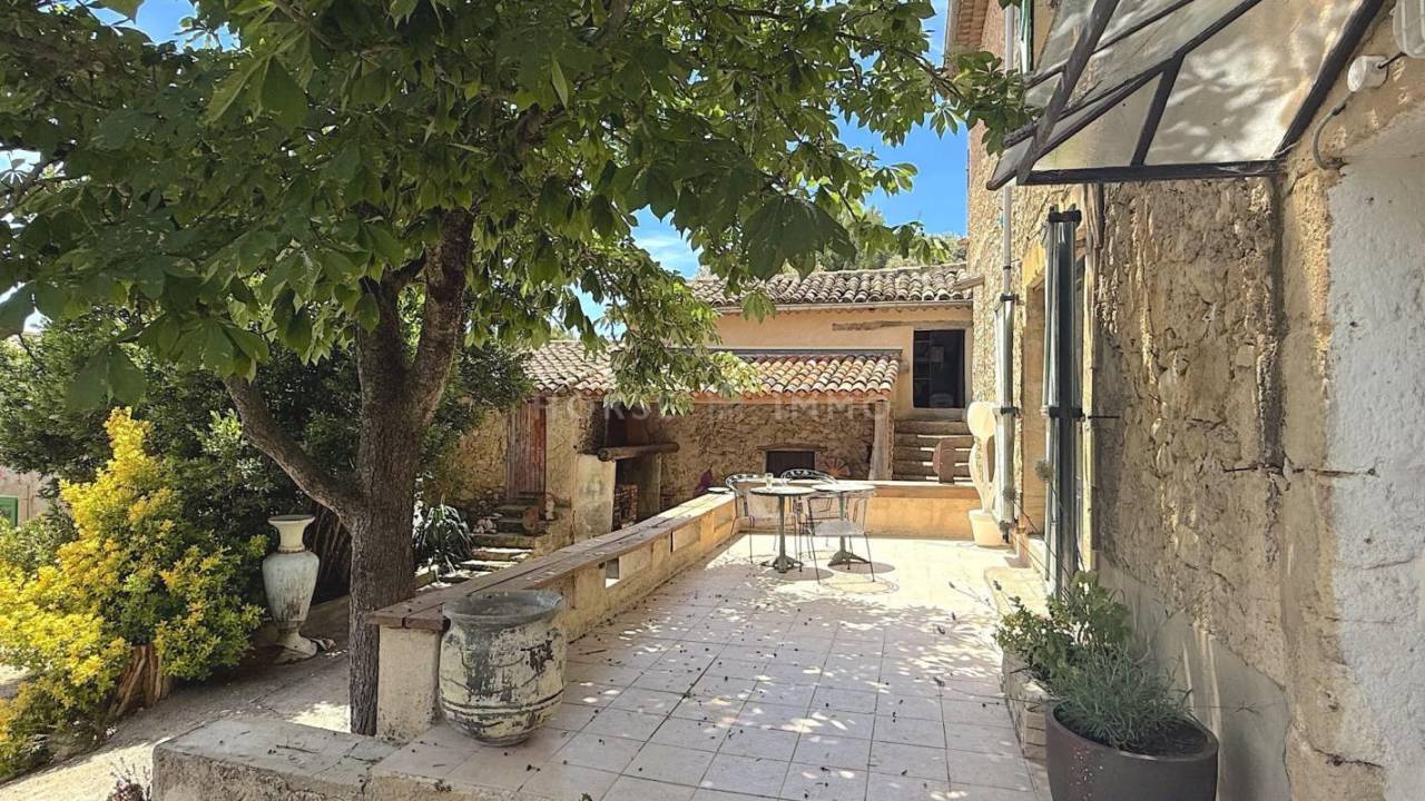 Magnifique bastide au pied du Luberon sur 8,5 hectares