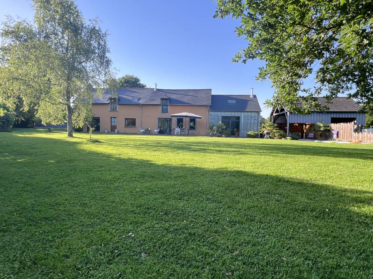 Propri&eacute;t&eacute; r&eacute;nov&eacute;e avec piscine &ndash; 260 m&sup2; &ndash; 2,6 hecta