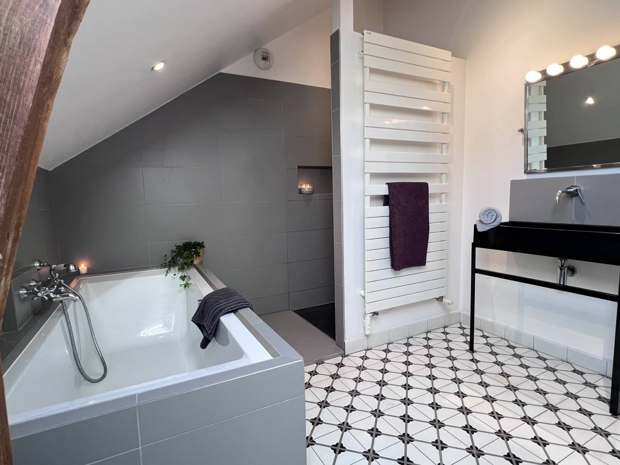 Propri&eacute;t&eacute; r&eacute;nov&eacute;e avec piscine &ndash; 260 m&sup2; &ndash; 2,6 hecta