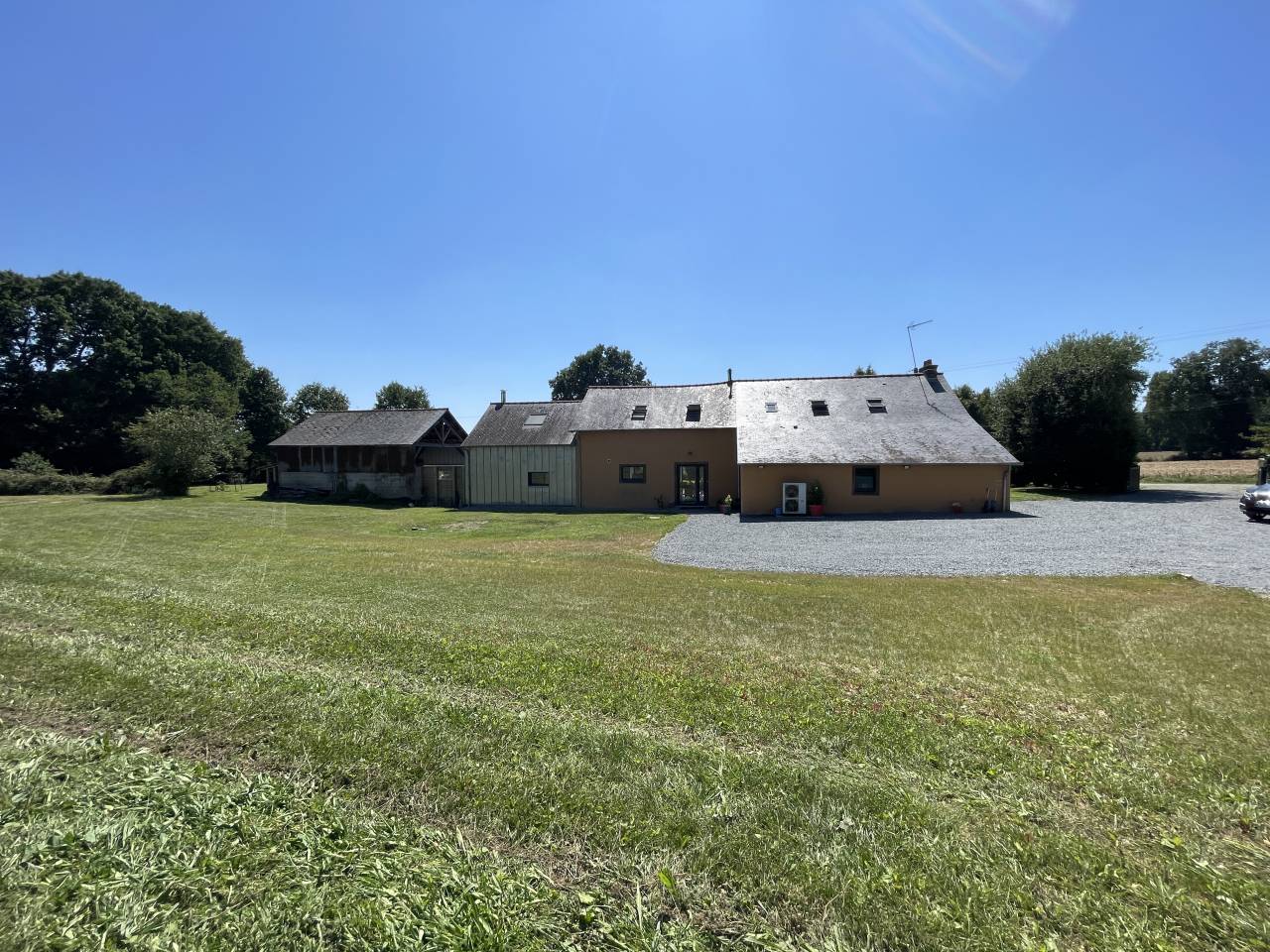 Propri&eacute;t&eacute; r&eacute;nov&eacute;e avec piscine &ndash; 260 m&sup2; &ndash; 2,6 hecta