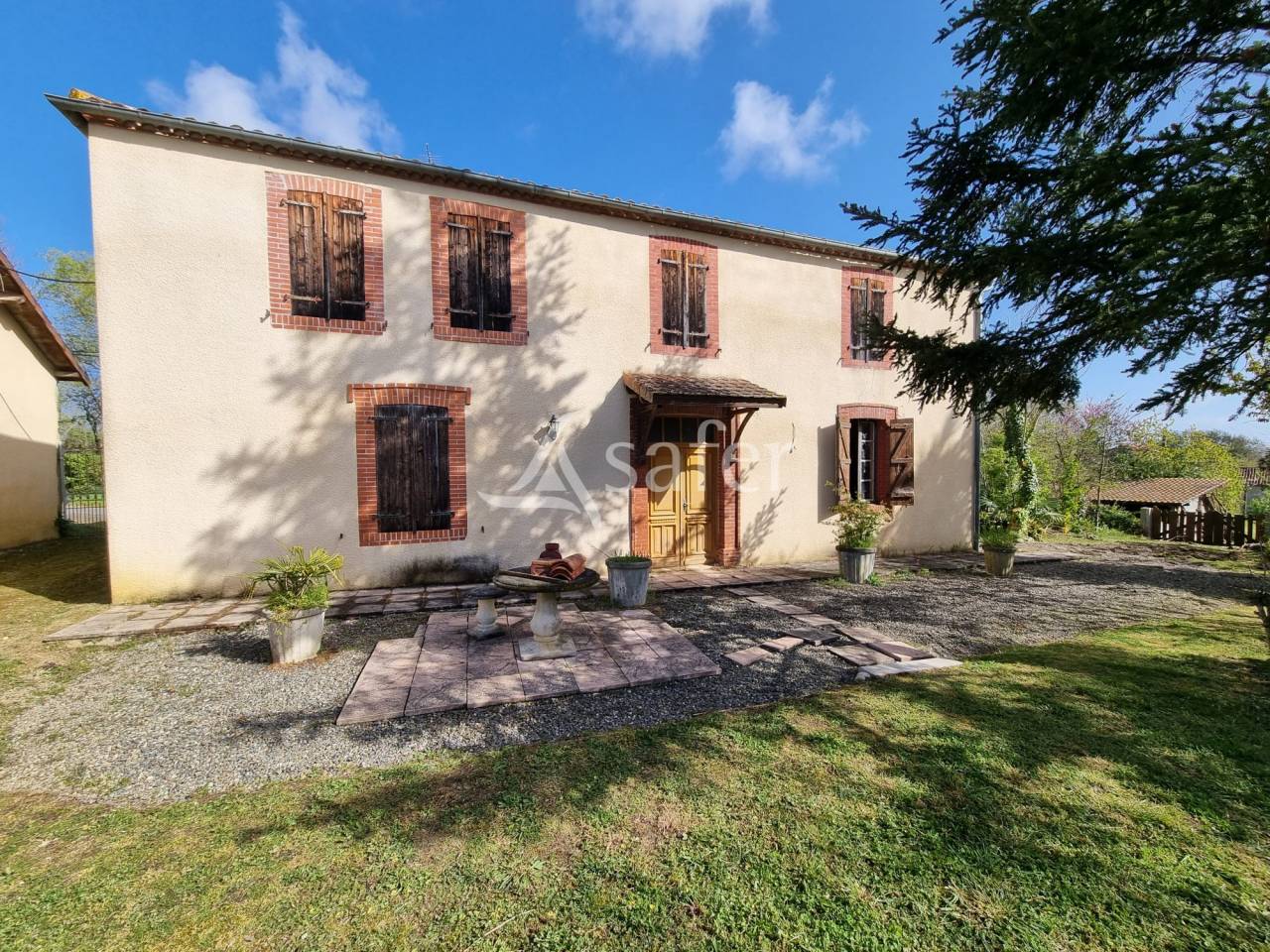 Maison, d&eacute;pendances et 21 ha de pr&eacute;s, proches de Maubourguet