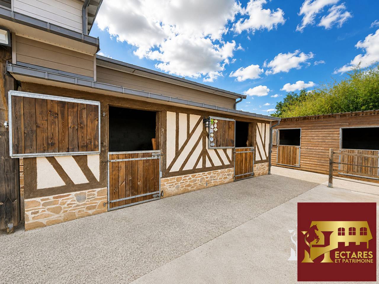 Propri&eacute;t&eacute; &eacute;questre, 2,5 Hectares, maison r&eacute;cente de 165m2, logement ind&eacute;pendant