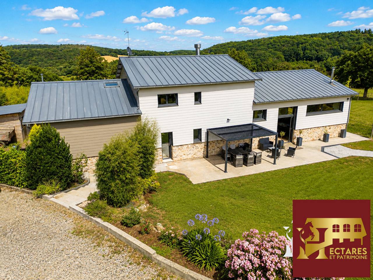 Propri&eacute;t&eacute; &eacute;questre, 2,5 Hectares, maison r&eacute;cente de 165m2, logement ind&eacute;pendant