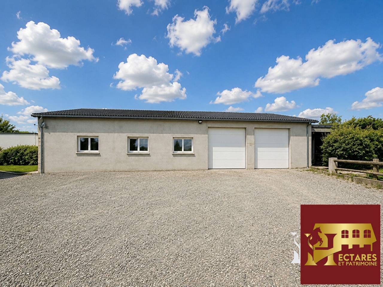 Propri&eacute;t&eacute; &eacute;questre, 2,5 Hectares, maison r&eacute;cente de 165m2, logement ind&eacute;pendant