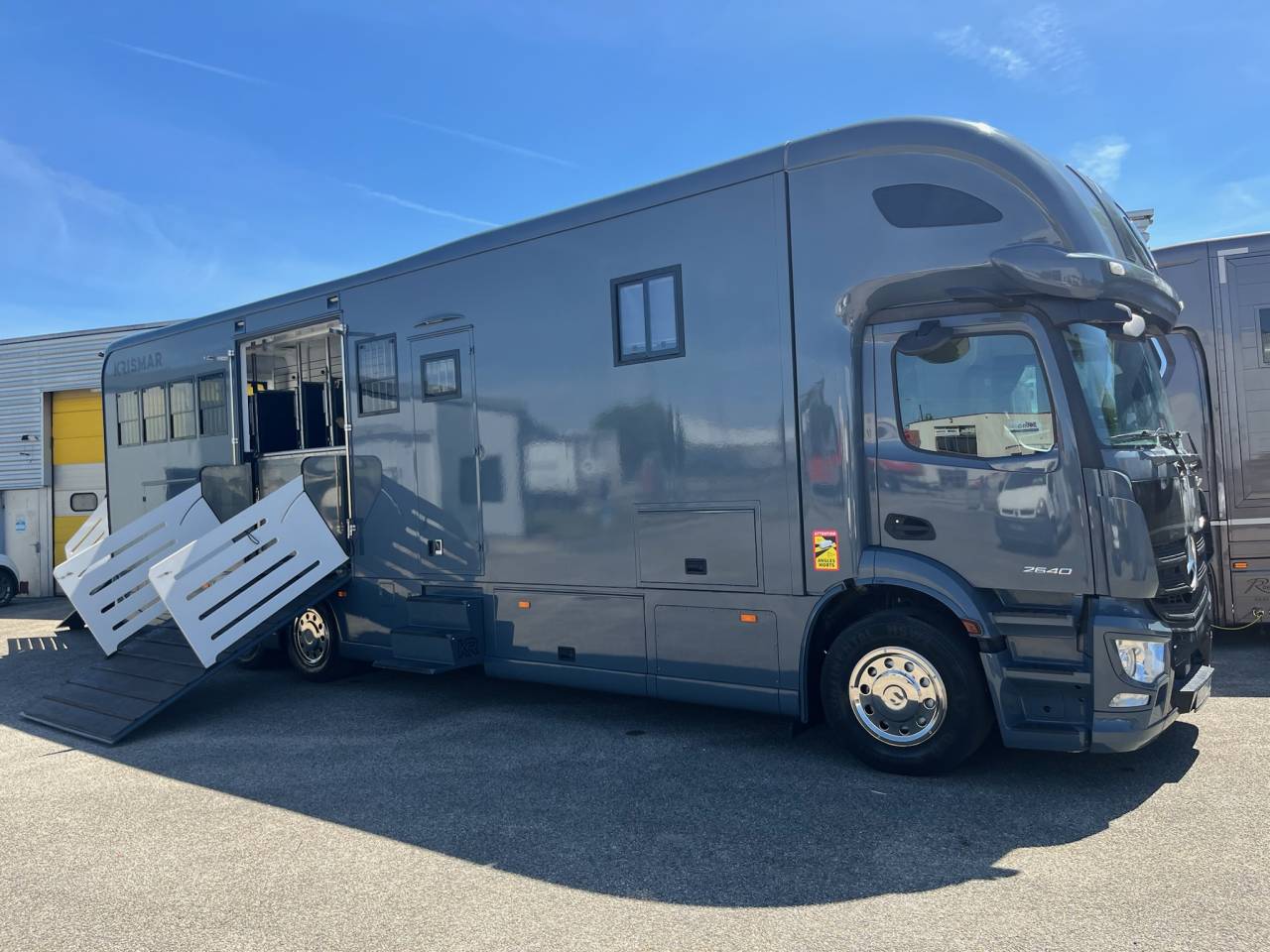 Mercedes Actros 26T d'occasion 8 Chevaux + Living