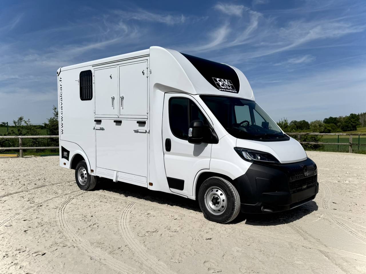Camion Chevaux VL CAVALCAR Peugeot 180 Chevaux Stalles 