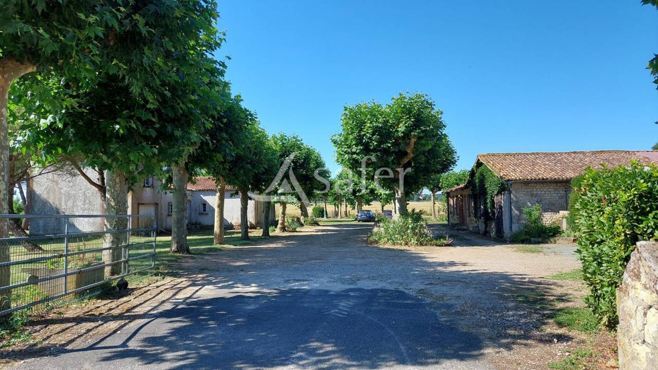 Propri&eacute;t&eacute; agricole de 50ha avec b&acirc;timents d'habitations et d'