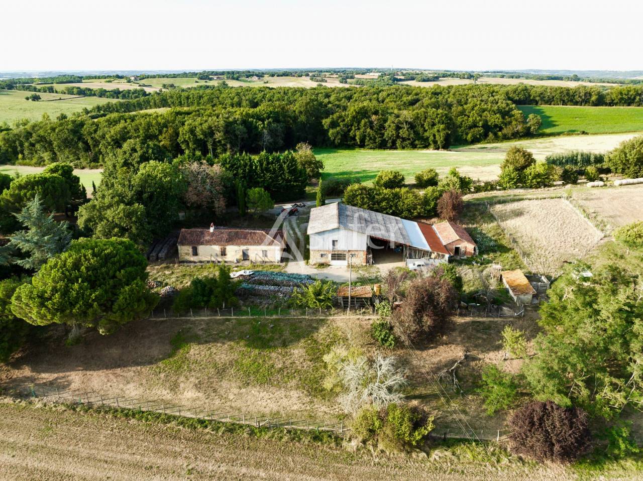 Maison de campagne avec ferme et terres irrigu&eacute;es
