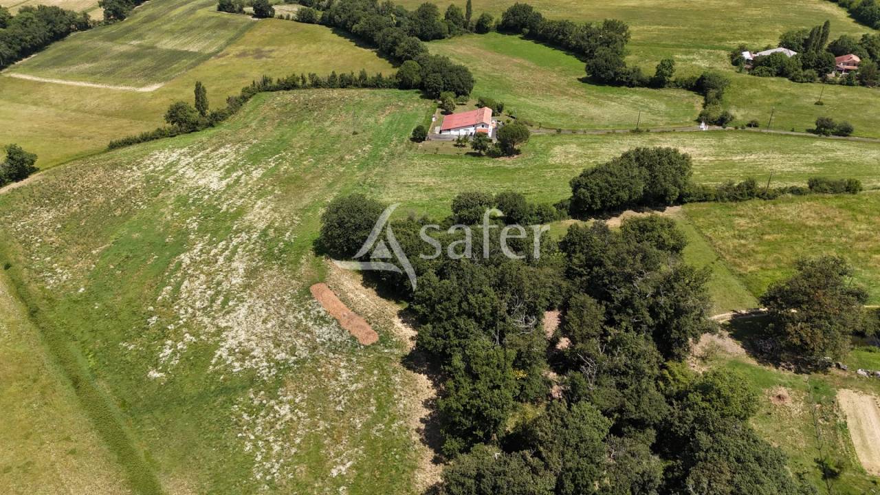Maison de campagne tr&egrave;s proche des commodit&eacute;s