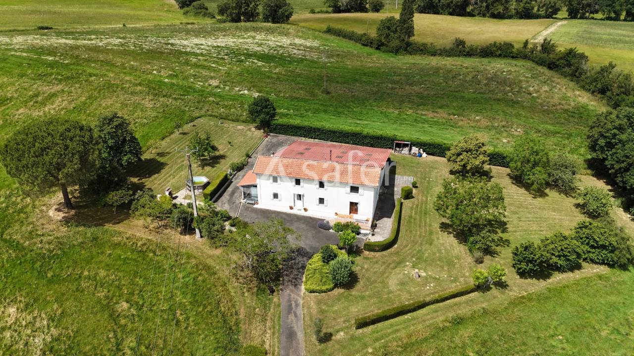 Maison de campagne tr&egrave;s proche des commodit&eacute;s