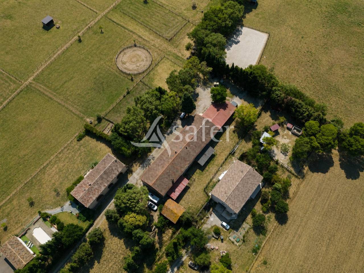Domaine &eacute;questre de caract&egrave;re  Corps de ferme du XVII? si