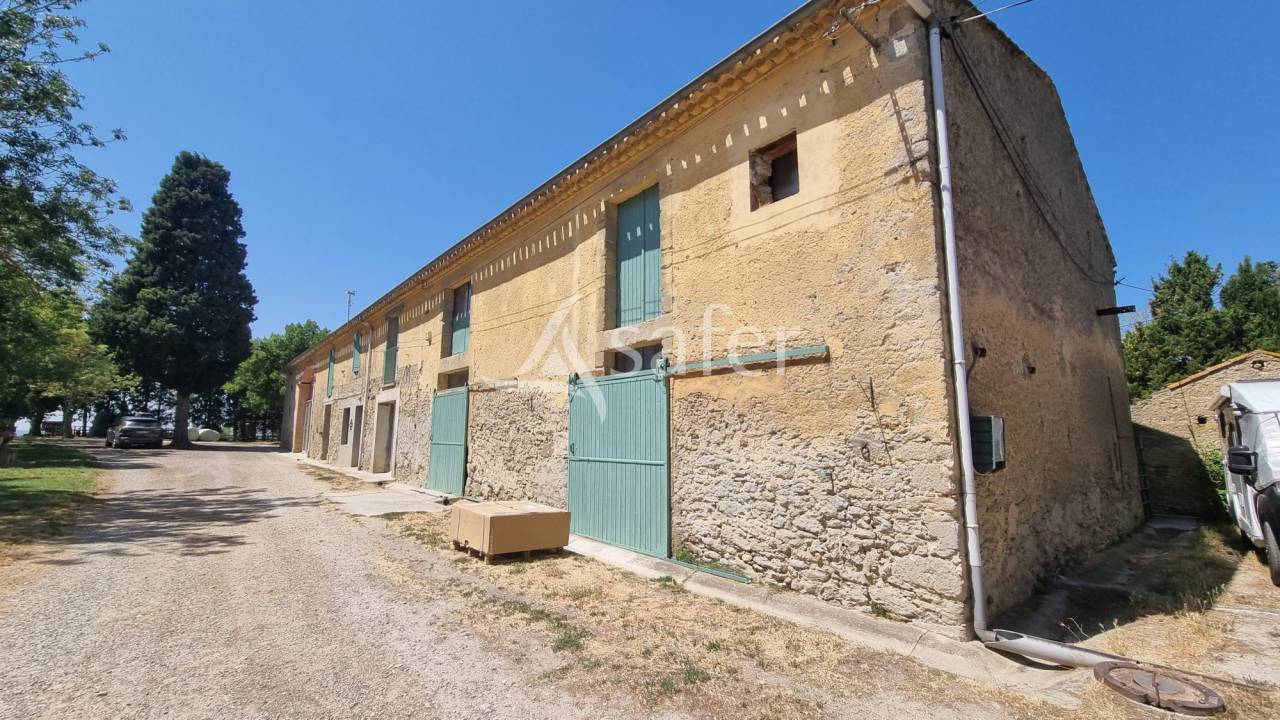 Domaine &eacute;questre de caract&egrave;re  Corps de ferme du XVII? si