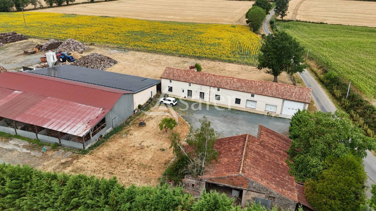 Maison avec b&acirc;timents porcins