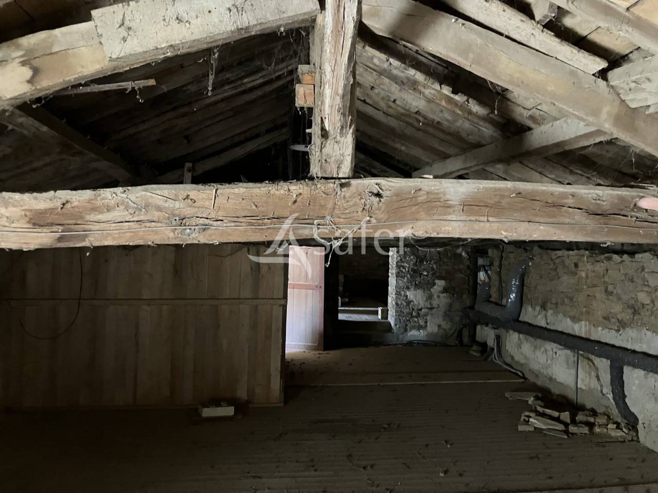 Maison avec b&acirc;timents porcins