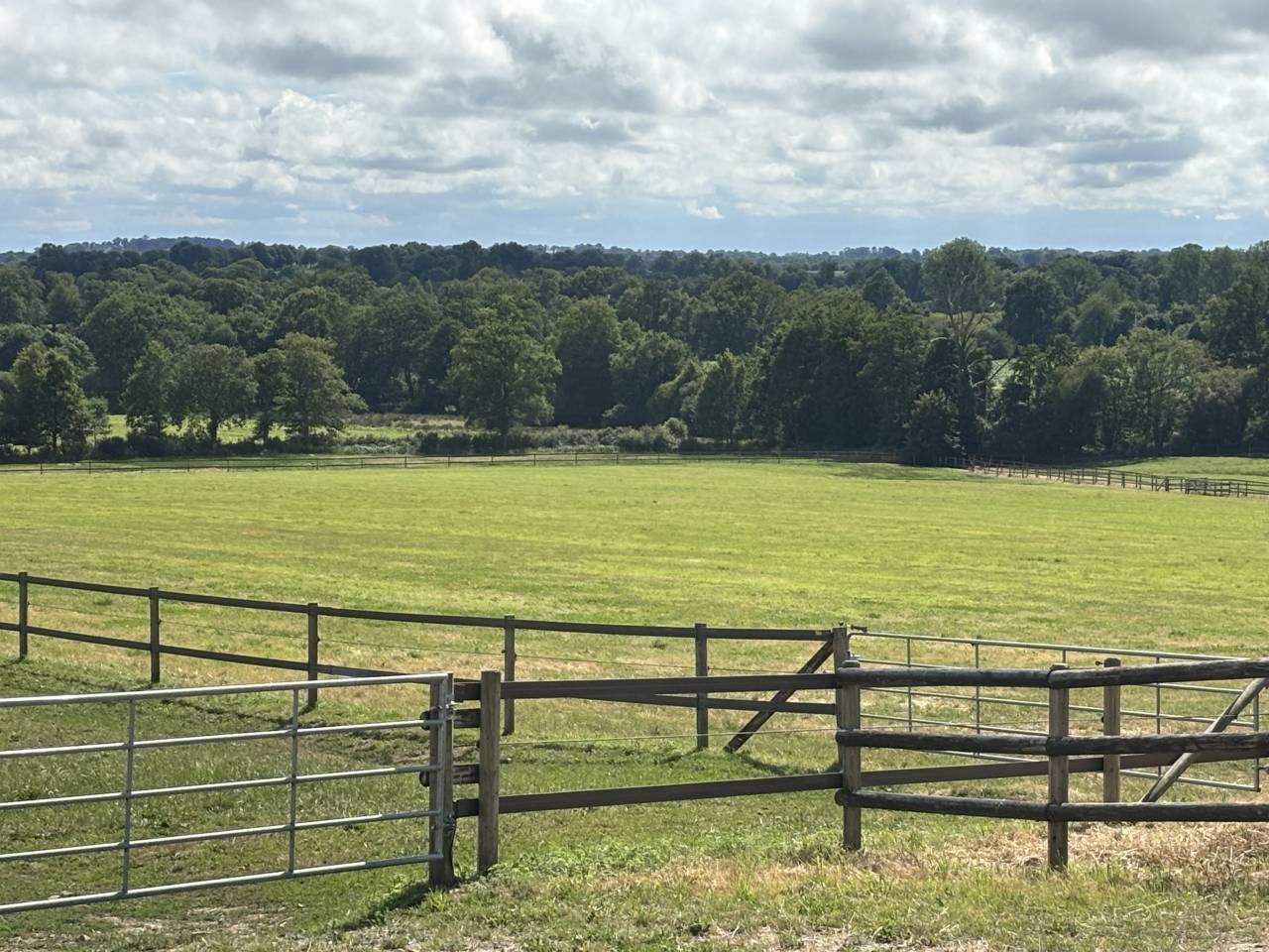 HARAS TR&Egrave;S FONCTIONNEL 45,5 HA