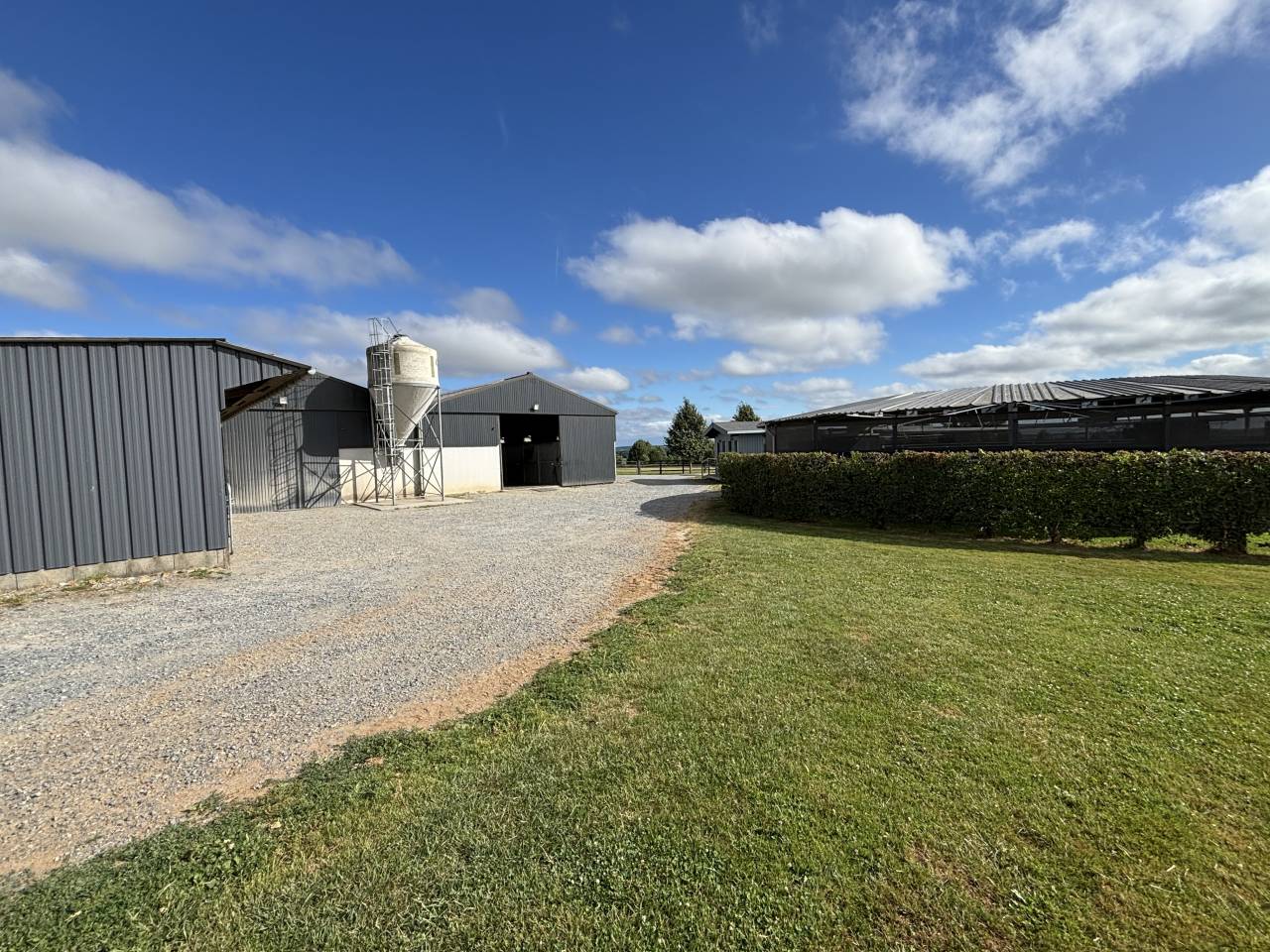 HARAS TR&Egrave;S FONCTIONNEL 45,5 HA
