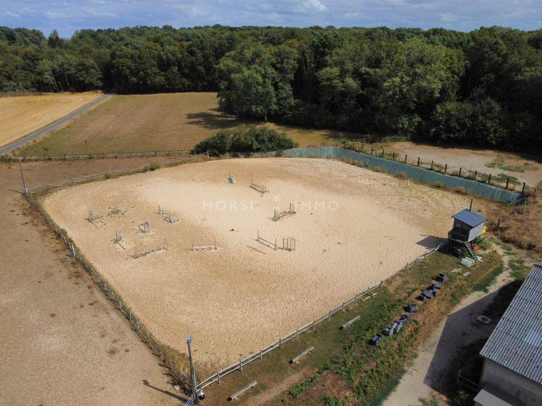 Structure &eacute;questre de qualit&eacute; avec revenus locatifs Puchay 27