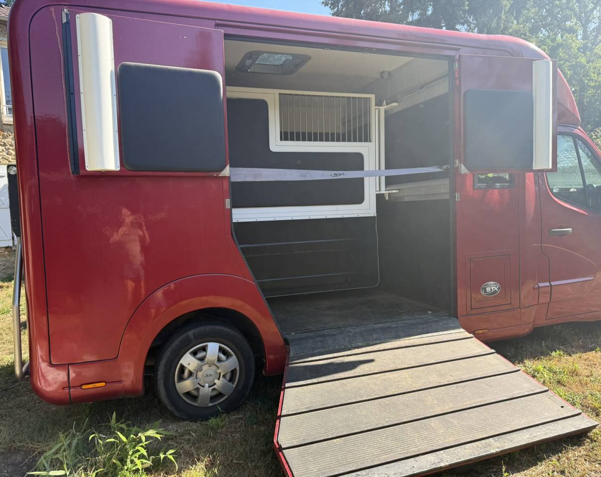 Master 150 DCI Carrosserie STX Stalle 2015 48.000 &euro;