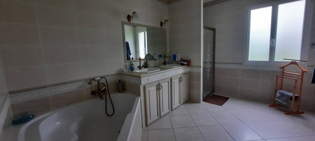 Un bien rare aux portes de La Rochelle (17) sur 3 ha