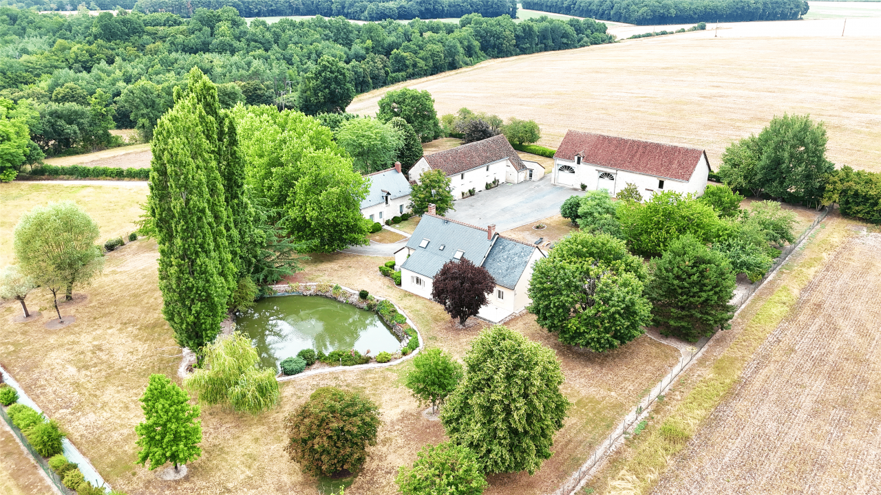 Propri&eacute;t&eacute; avec parc, deux maisons, d&eacute;pendances