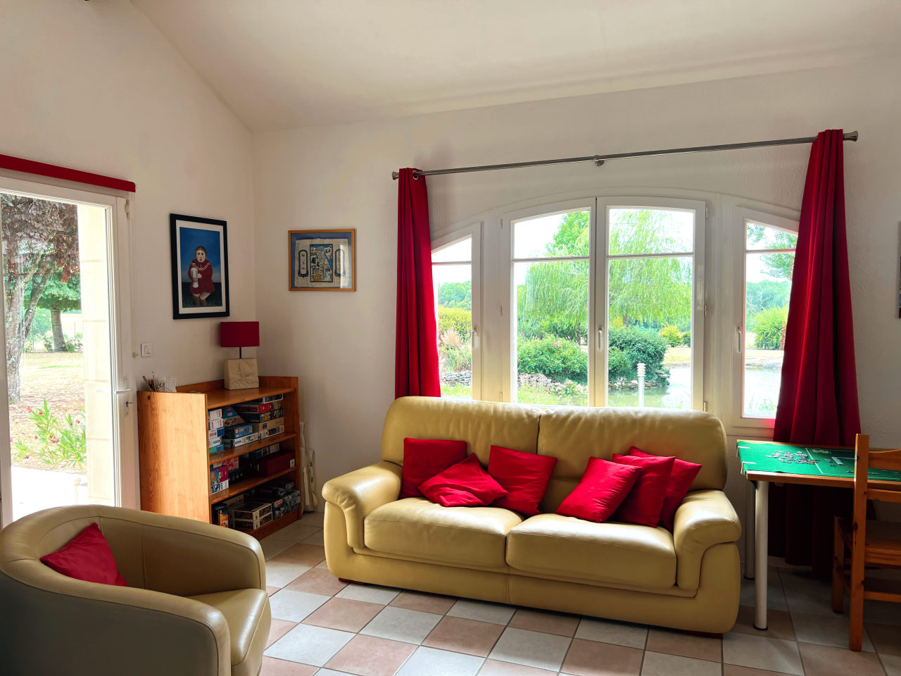 Propri&eacute;t&eacute; avec parc, deux maisons, d&eacute;pendances